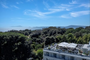 Zona residencial con vista al mar y montañas distantes.