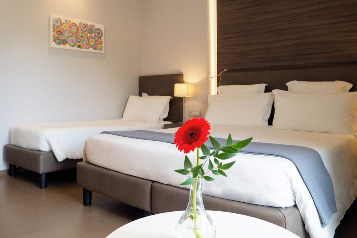 1 bedroom, hypo-allergenic bedding, minibar, in-room safe