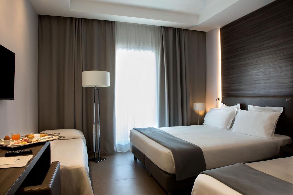 Vierpersoonskamer, uitzicht op zwembad | 1 slaapkamer, hypoallergeen beddengoed, een minibar
