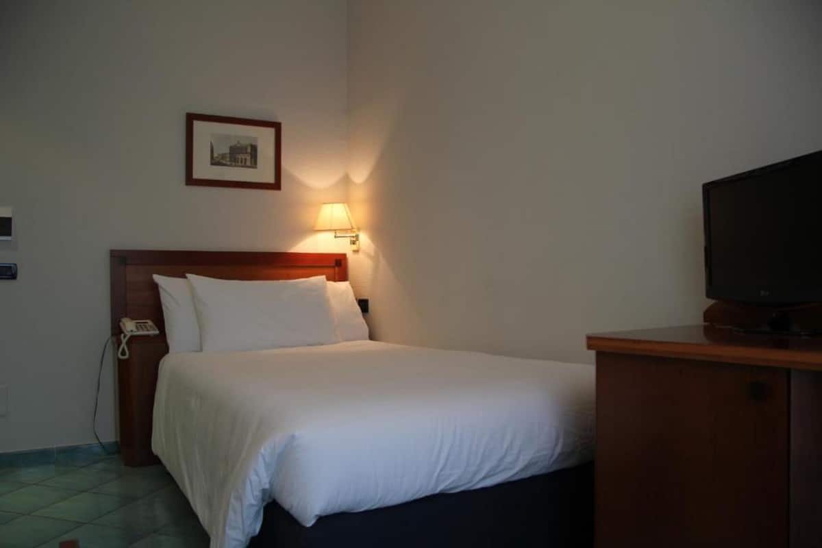 1 bedroom, hypo-allergenic bedding, minibar, in-room safe