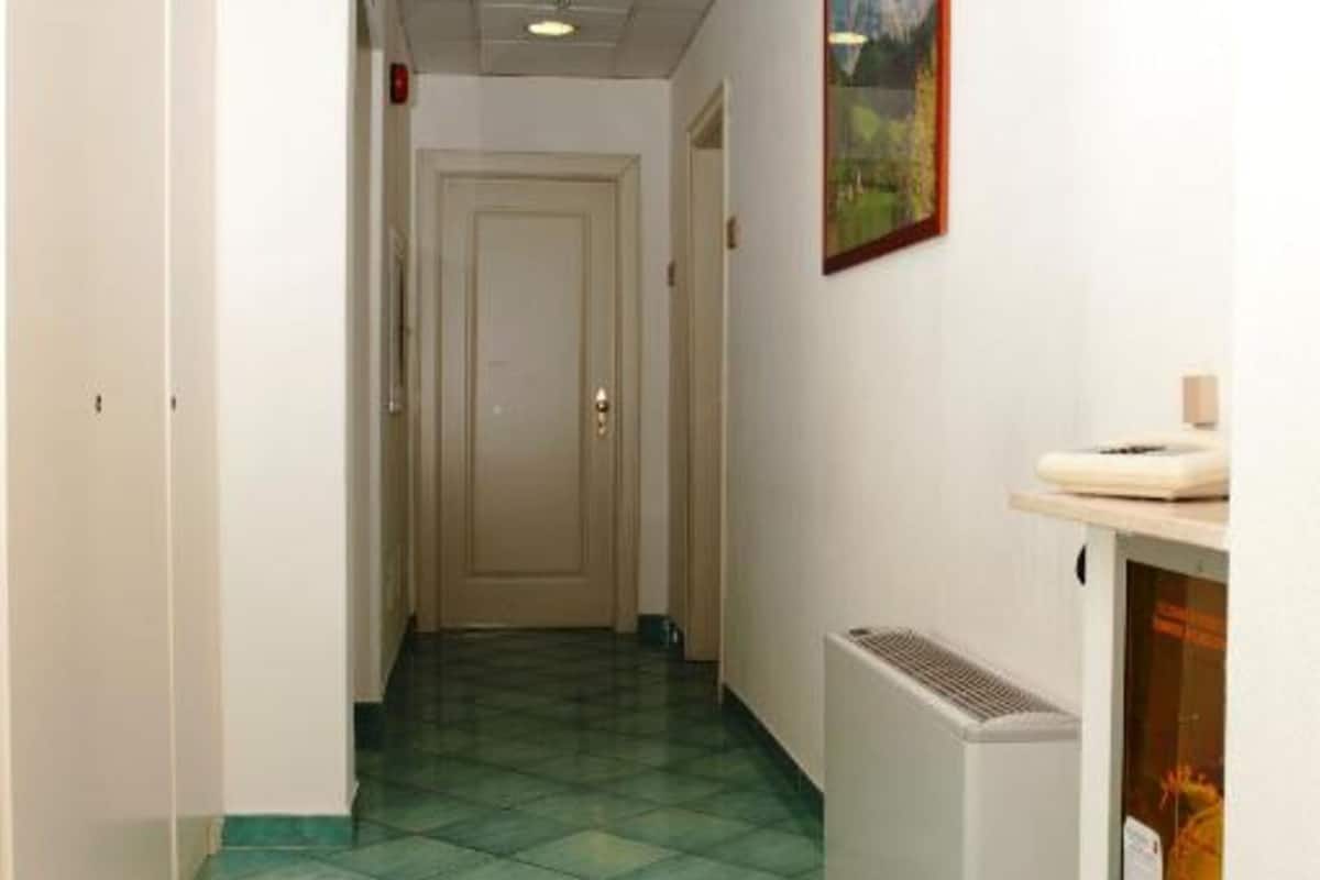 1 bedroom, hypo-allergenic bedding, minibar, in-room safe
