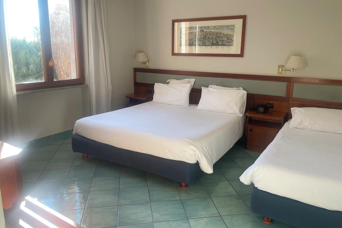 1 bedroom, hypo-allergenic bedding, minibar, in-room safe