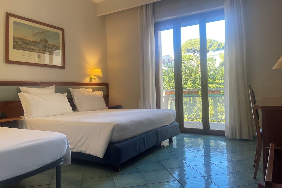 1 bedroom, hypo-allergenic bedding, minibar, in-room safe