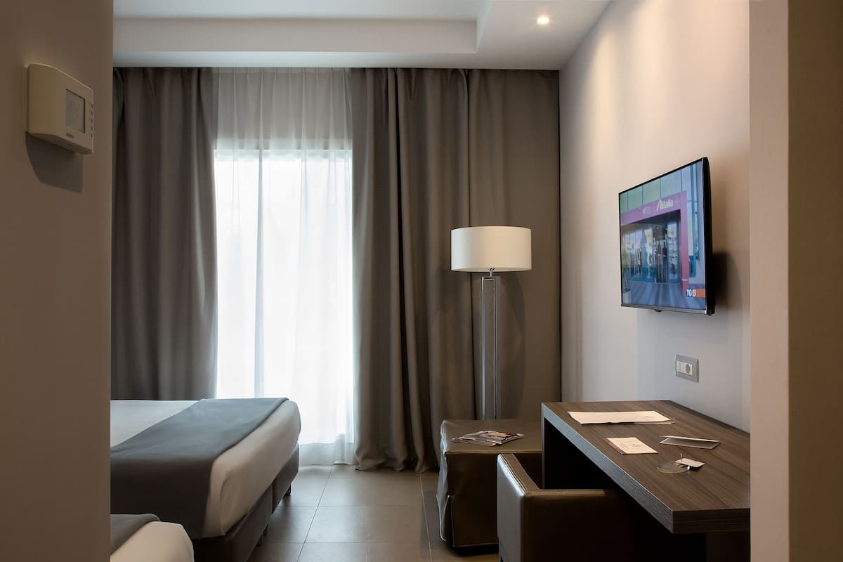 1 bedroom, hypo-allergenic bedding, minibar, in-room safe