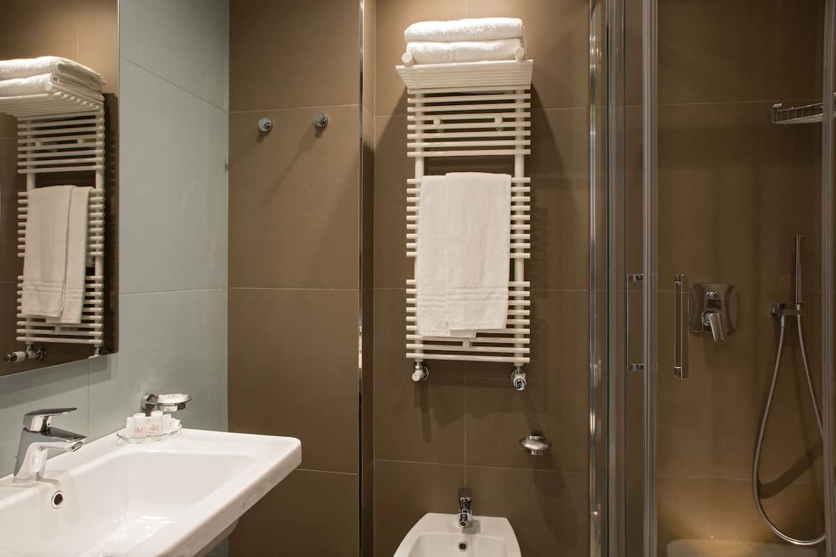 1 bedroom, hypo-allergenic bedding, minibar, in-room safe