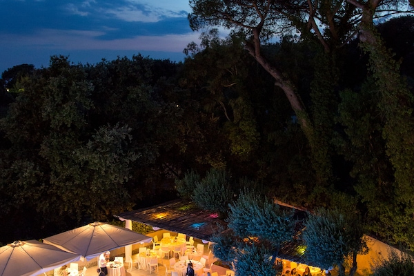 Alberca al aire libre por temporada y sombrillas en la alberca