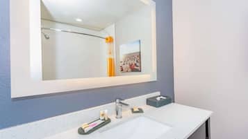 Combined shower/tub, free toiletries, hair dryer, towels