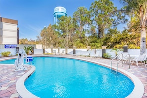 Outdoor pool - La Quinta Inn & Suites by Wyndham St. Augustine (St. Augustine)