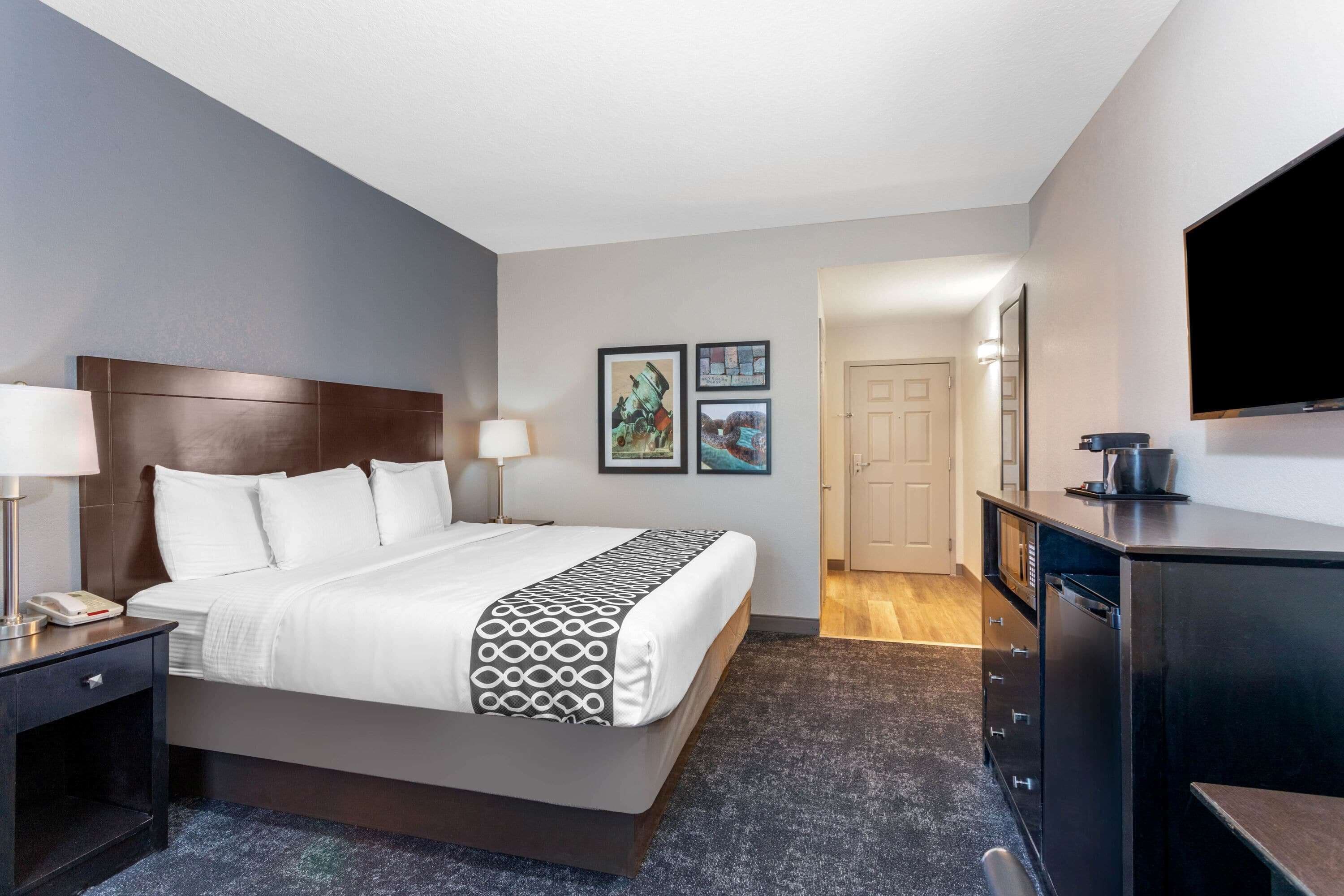 Room, 1 King Bed, Non Smoking | Premium bedding, desk, laptop workspace, iron/ironing board