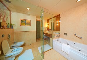 Suite exécutive | Salle de bain | Articles de toilette (gratuits), séchoir à cheveux, pantoufles, bidet