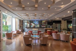 Lounge dans le hall, vue sur le jardin, ouvert tous les jours