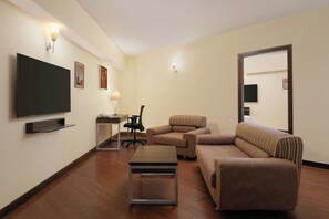 Executive Suite, 1 King Bed, Non Smoking | Living room | 32-inch Smart TV with digital channels, fireplace, books