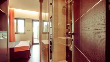 Een minibar, een kluis op de kamer, een bureau, verduisterende gordijnen