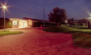 Fachada da propriedade à noite