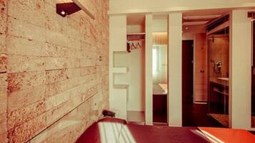 Frigobar, cofres nos quartos, escrivaninha, cortinas blackout