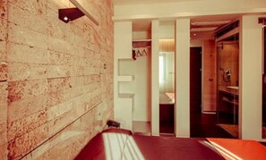 Minibar, coffres-forts dans les chambres, bureau, rideaux occultants