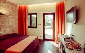 Frigobar, cofres nos quartos, escrivaninha, cortinas blackout