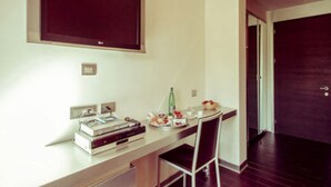 Minibar, in-room safe, desk, blackout curtains - All Ways Garden Hotel & Leisure (Rome)