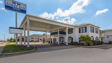 Un hôtel Travelodge Angel Inn doté d’un parking couvert et d’un bâtiment à deux étages.