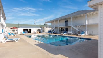 Una piscina al aire libre (de 10:00 a 22:00), tumbonas