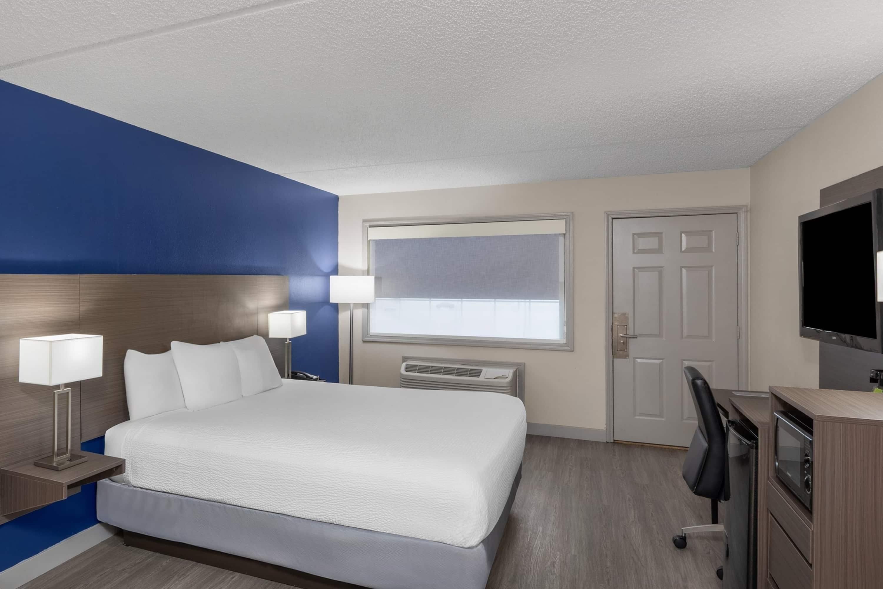 Room, 1 King Bed, Non Smoking | Premium bedding, pillowtop beds, desk, blackout drapes