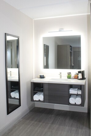 Premium bedding, pillowtop beds, desk, blackout drapes - Angel Inn Near IMAX, a Travelodge by Wyndham (Branson)