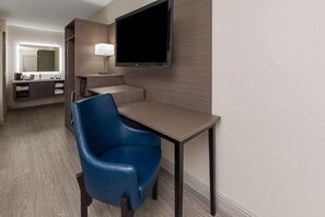 Premium bedding, pillow-top beds, desk, blackout curtains - Angel Inn Near IMAX, a Travelodge by Wyndham (Branson)