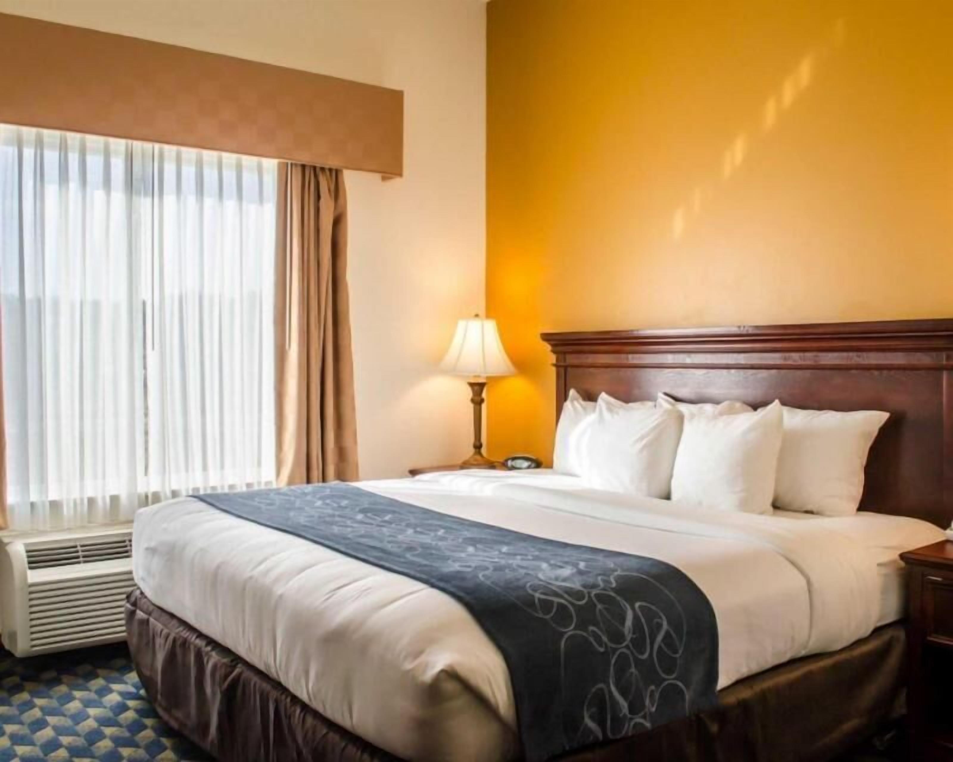 Zimmersafe, Schreibtisch, Bügeleisen/Bügelbrett, kostenlose Babybetten