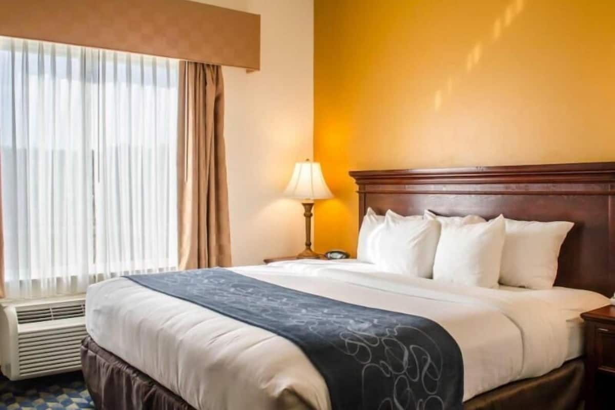 Tallelokero huoneessa, työpöytä, silitysrauta/-lauta