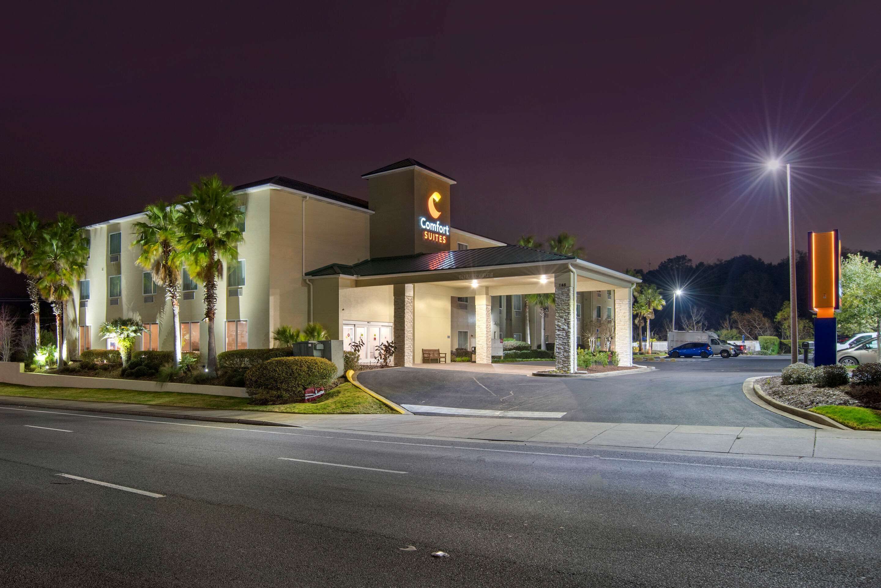 Un hotel con diseño moderno, que presenta un llamativo letrero de 'Comfort Suites'.