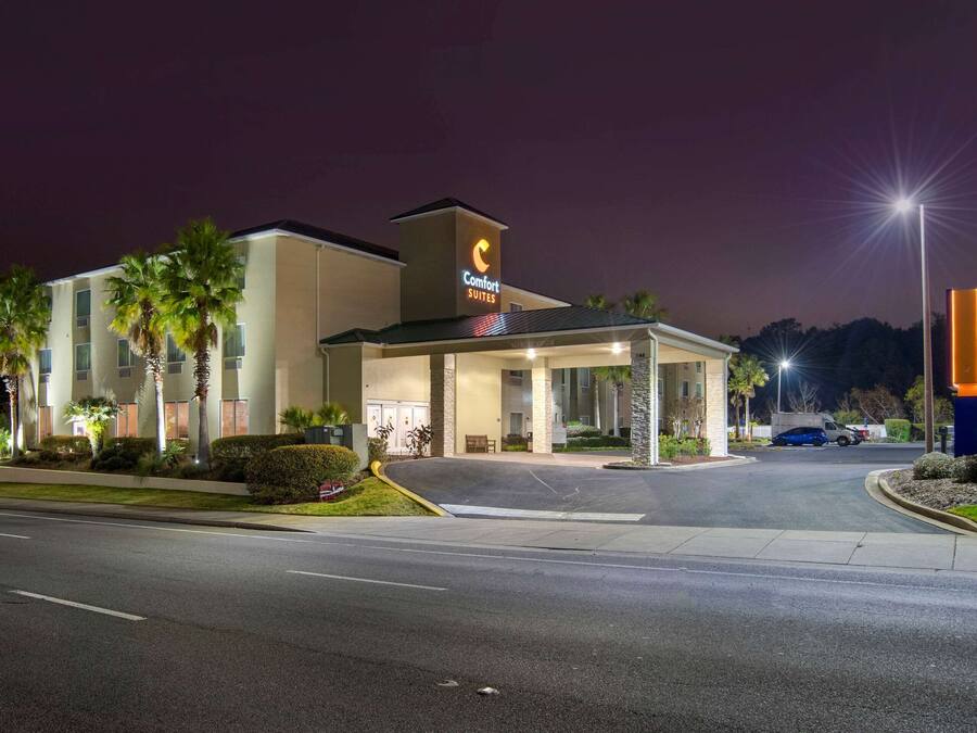Un hotel con diseño moderno, que presenta un llamativo letrero de 'Comfort Suites'.
