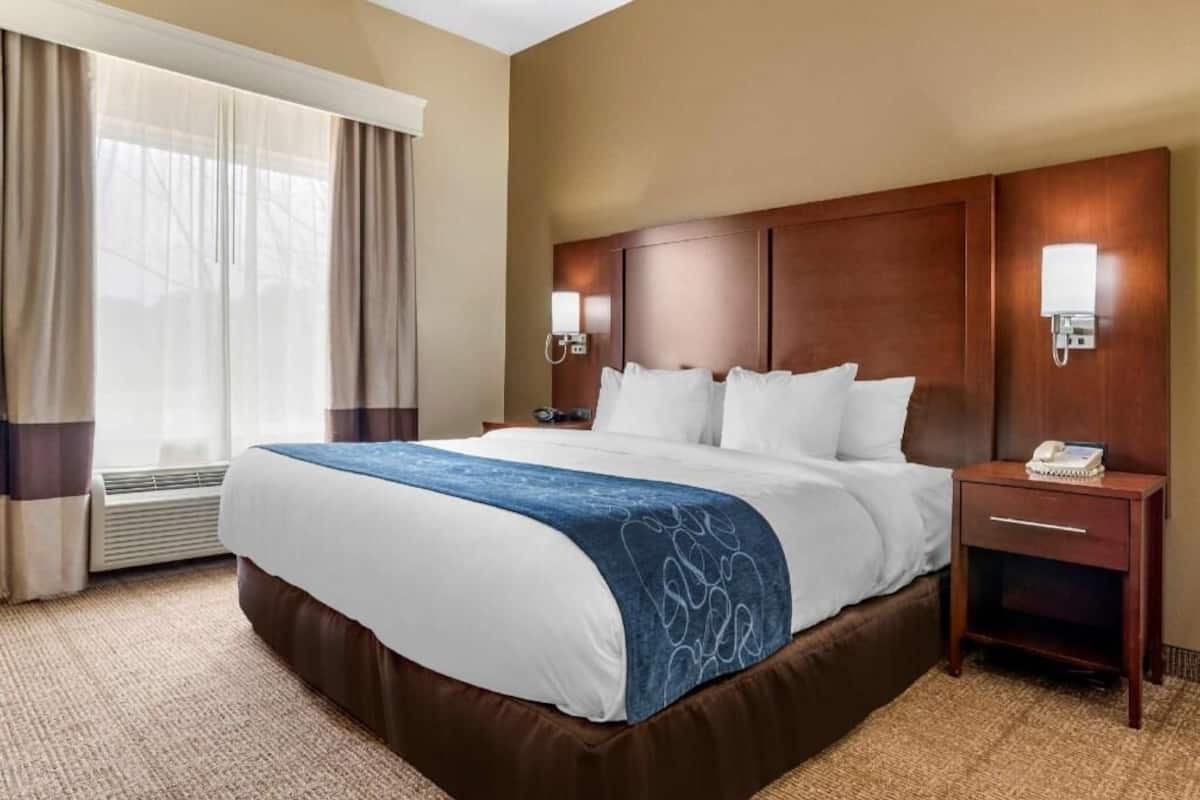 Tallelokero huoneessa, työpöytä, silitysrauta/-lauta