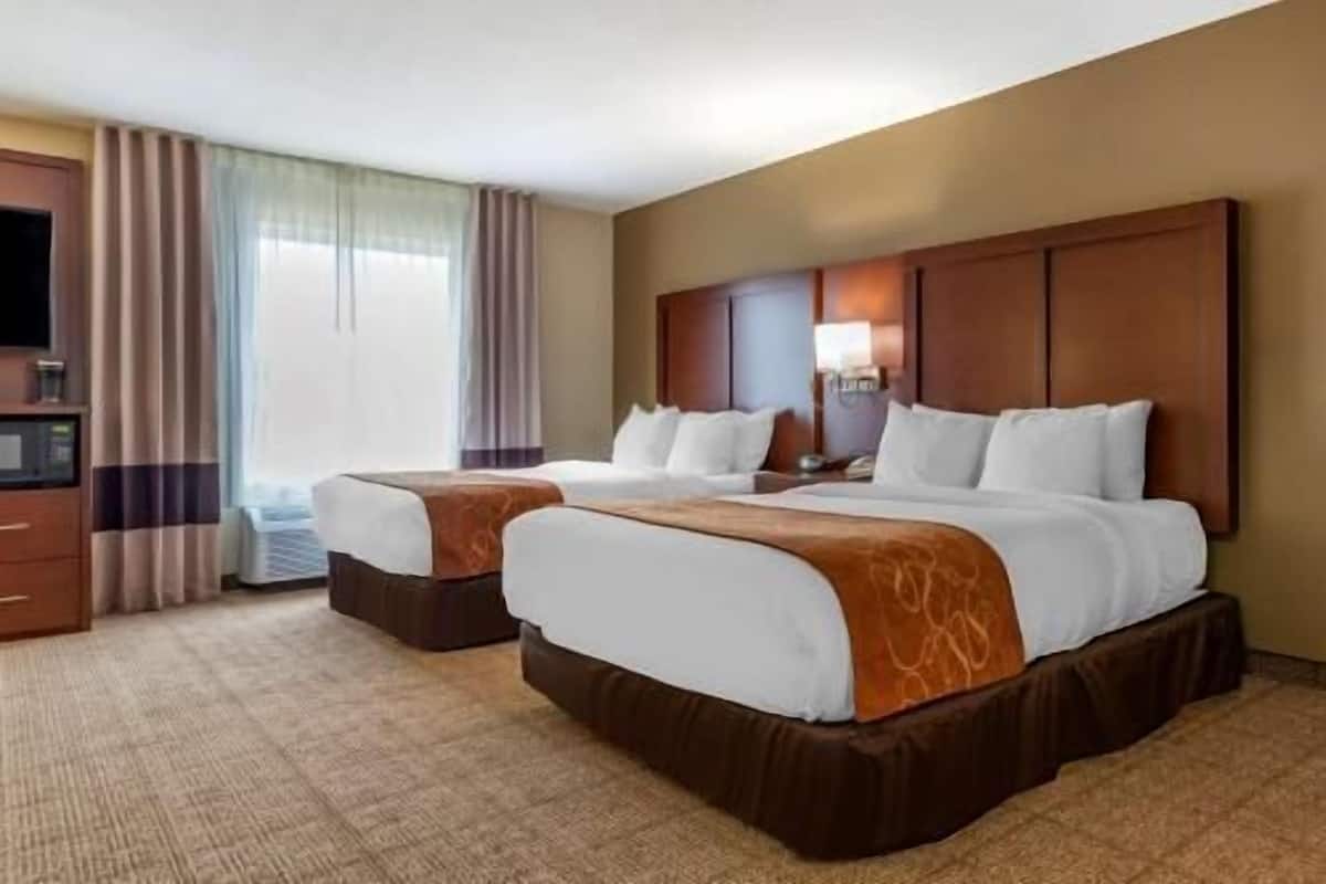 Tallelokero huoneessa, työpöytä, silitysrauta/-lauta