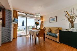 Superior-huoneisto, 1 makuuhuone, merinĂ€köala | Olohuone | 32âtuumainen LED-televisio, jossa satelliittikanavat