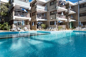 Utomhuspool, öppet 09.00 till 19.00, parasoller och solstolar