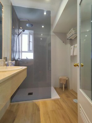 Shower, rainfall showerhead, free toiletries, hair dryer - Apartamentos El Paseo (San Bartolomé de Tirajana)