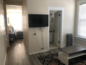 スタンダード ルーム ベッド (複数台) 禁煙 | 高級寝具、羽毛の掛け布団、テンピュール、ノートパソコン用作業スペース