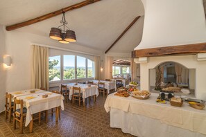 Free daily buffet breakfast - Hotel 3 Botti (Arzachena)