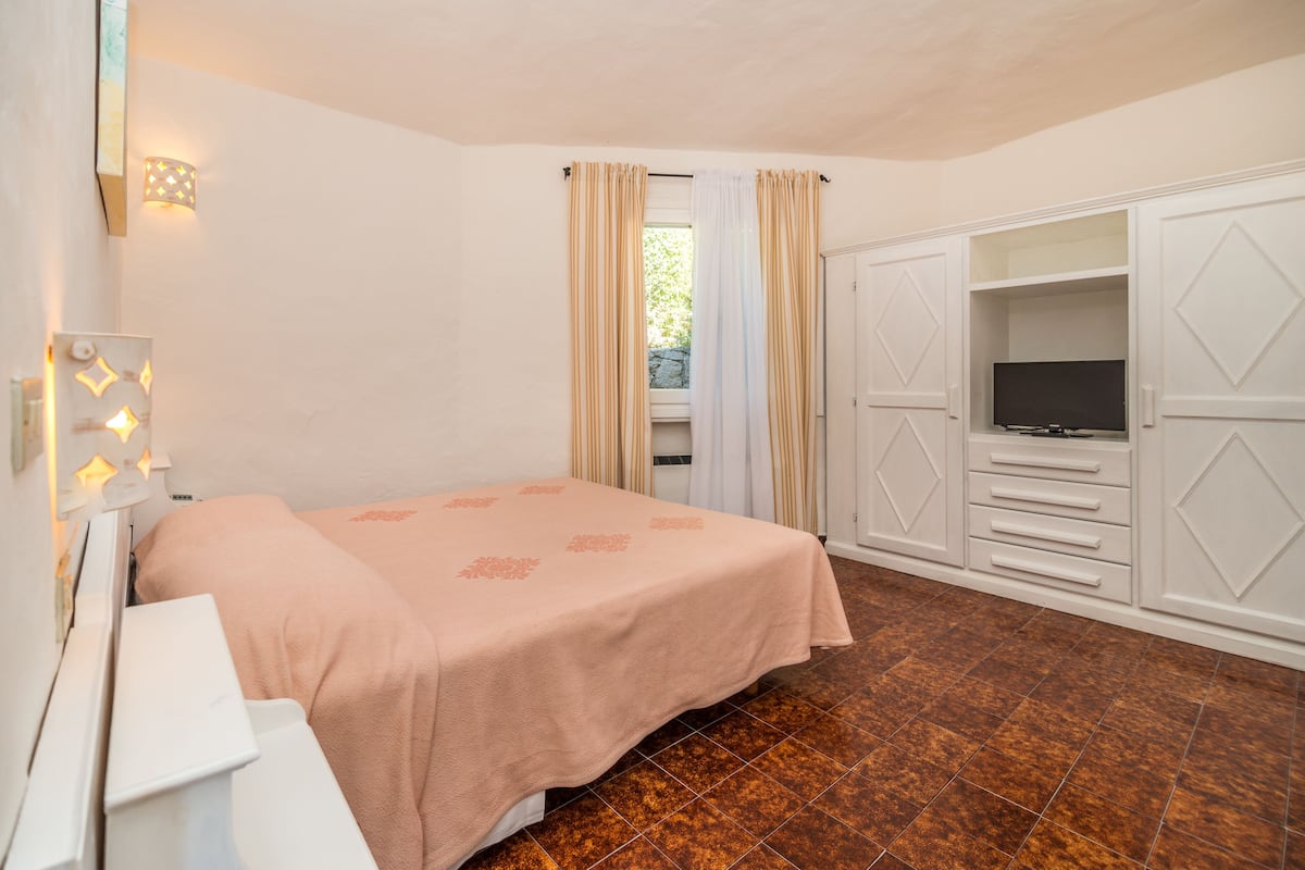Minibar, in-room safe, desk, WiFi (free)