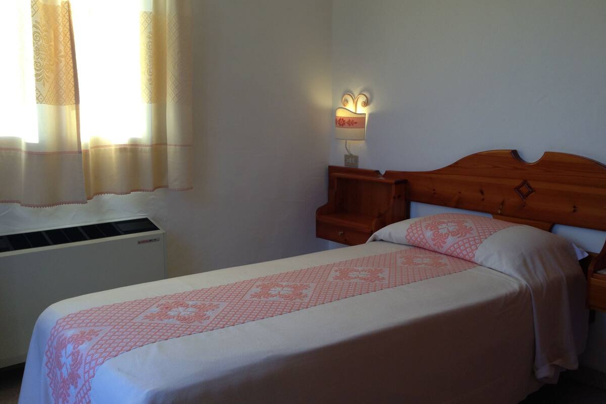 Single Room | Minibar, in-room safe, desk, WiFi (free)