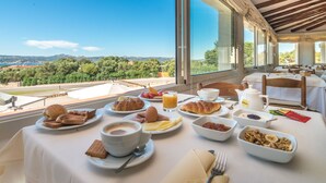 朝食 (ビュッフェ)、毎日提供 (無料)
