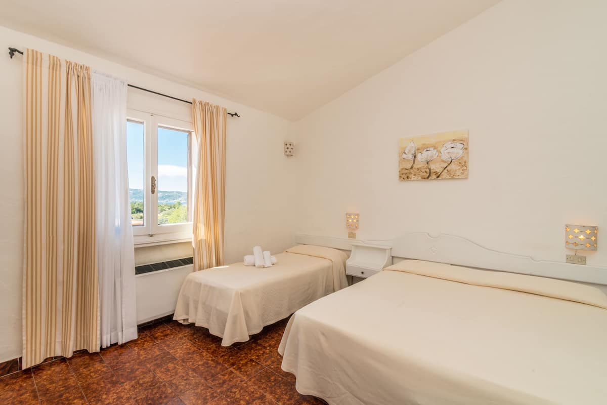 Triple Room | Minibar, in-room safe, desk, WiFi (free)