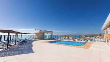 Piscina externa, guarda-sóis, espreguiçadeiras