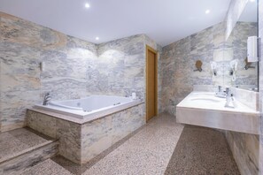 Suite | Badkamer | Een bad, gratis toiletartikelen, een haardroger, een bidet