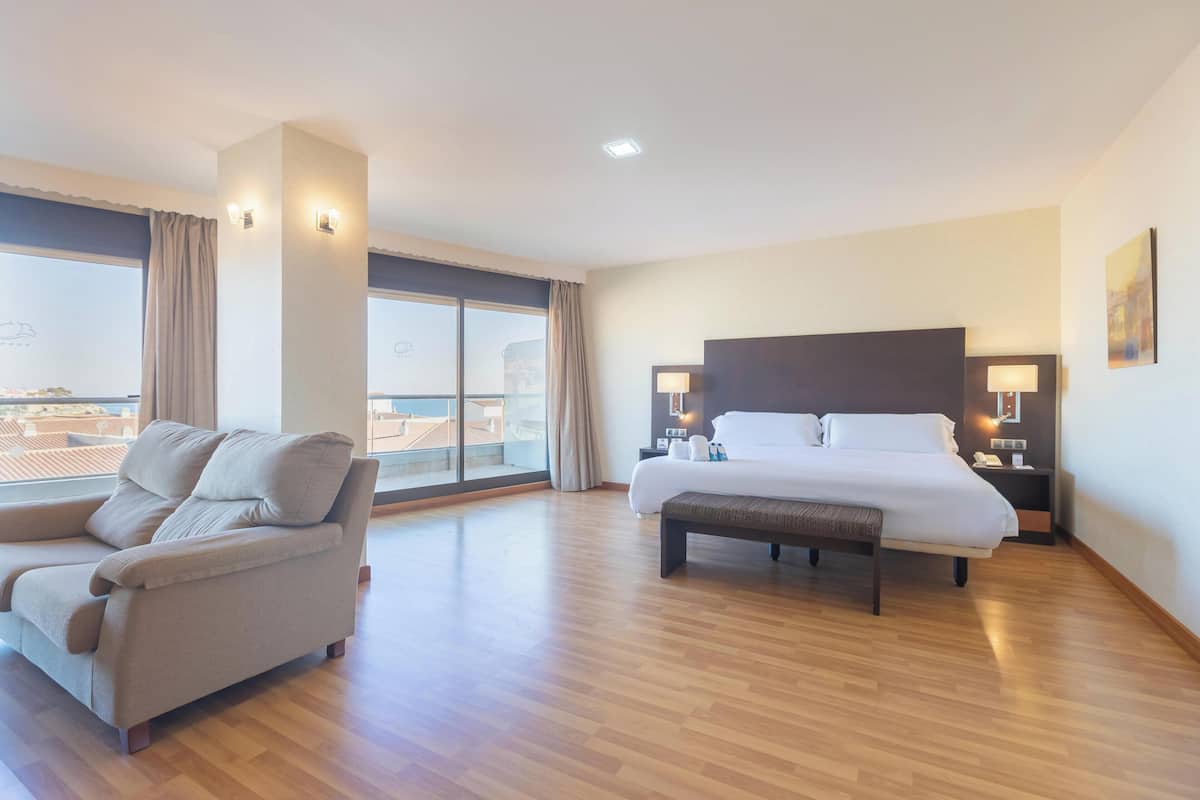 Suite | 1 bedroom, in-room safe, desk, blackout drapes