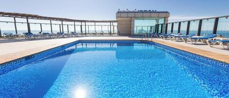 室外游泳池,池畔遮阳伞,日光浴躺椅