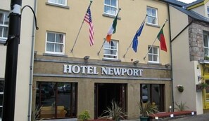 Un hotel llamado "HOTEL NEWPORT" con un letrero sobre la entrada.