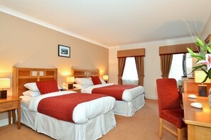 アイロン / アイロン台、ベビーベッド (無料)、可動式ベッド、WiFi (無料)