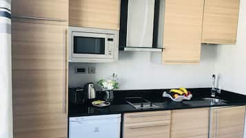 Refrigerador, microondas, tetera/pava eléctrica, tostadora