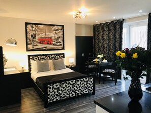 Familiestudio | Safe på rommet, individuelt dekorert, lydisolert og strykejern/-brett